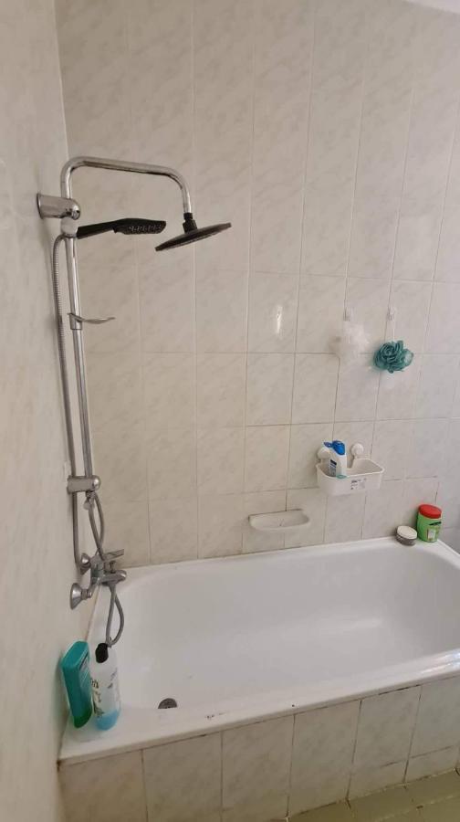 Single Bedroom In A Shared Girls Only Hosting Family * Cairo