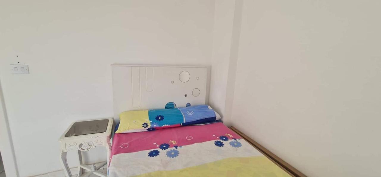 Single Bedroom In A Shared Girls Only Hosting Family Apartamento